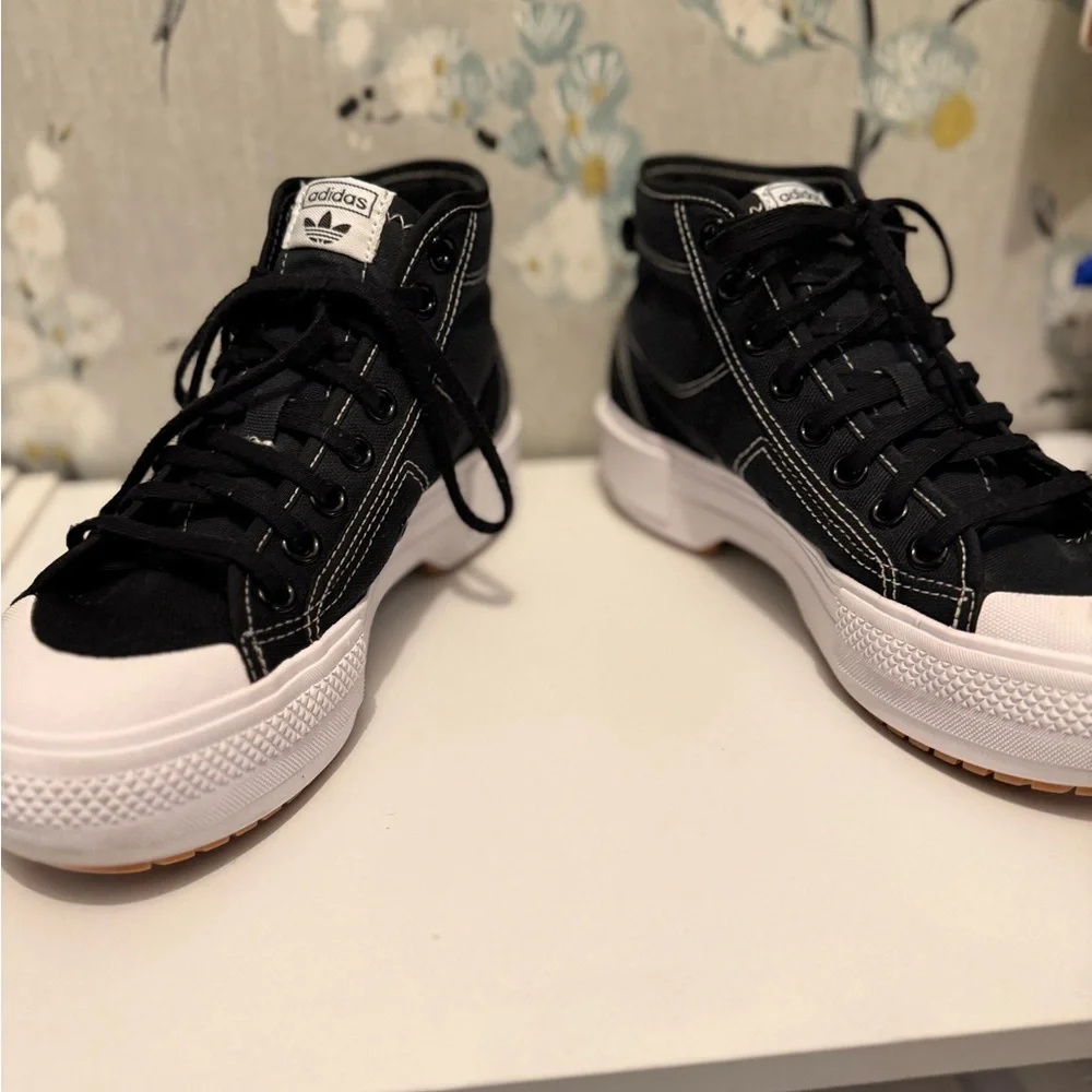 Adidas Classic Black and White Low-Tops - Picture 6 of 8